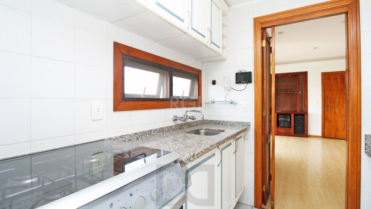 Apartamento de dois dormitórios e uma vaga de garagem na Rua Marcelo Gama, bairro Auxiliadora em Porto Alegre. — foto 12
