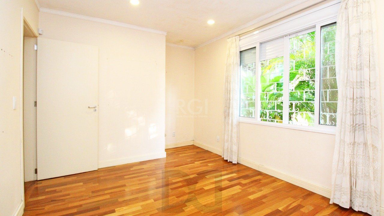 Casa com quatro (4) dormitórios, duas (2) vagas de garagem, no bairro Passo da Areia em Porto Alegre. — foto 18