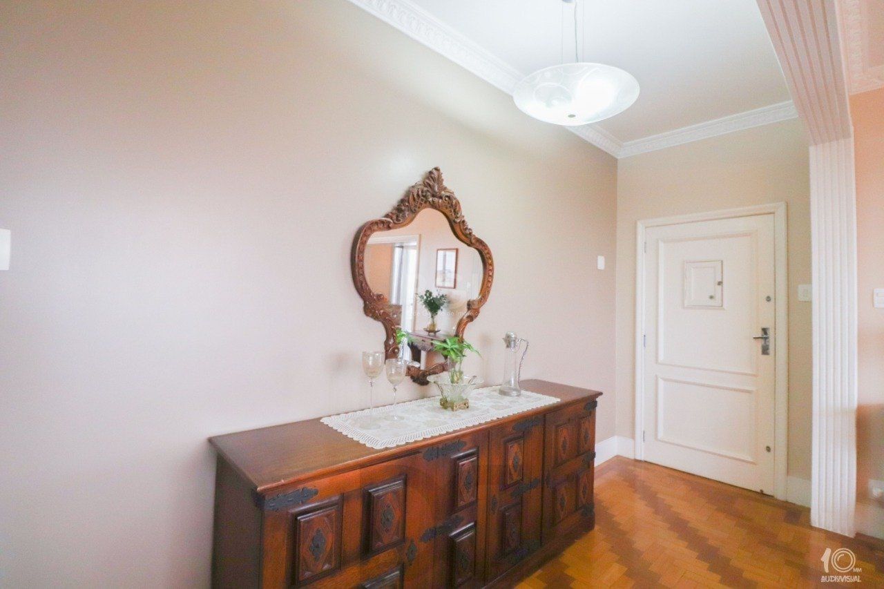 Apartamento á venda com 3 dormitórios com 1 suíte com sacada + 2 sacadas na sala e living, 233,85M² e 1 vaga de garagem escriturada e coberta, no Bairro Independência em Porto Alegre. — foto 20