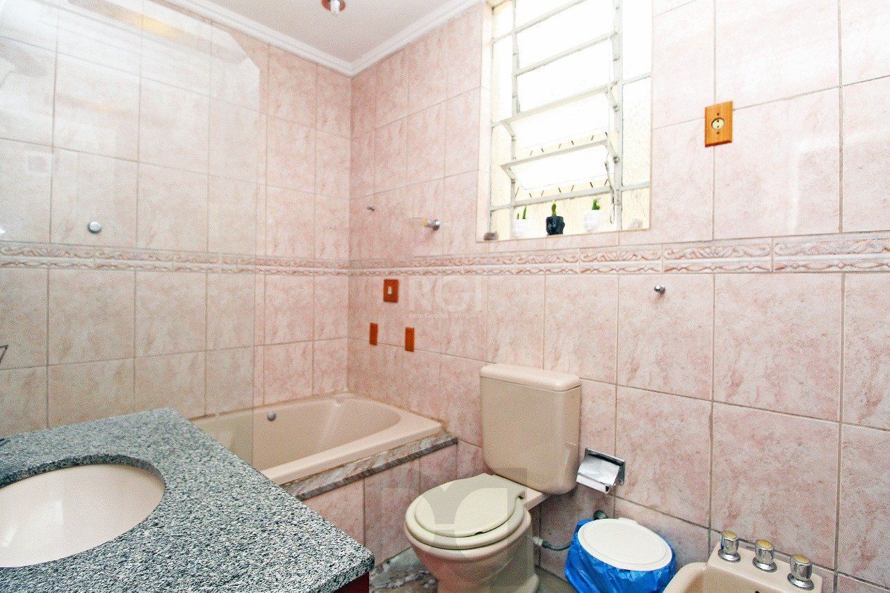 Casa para Venda - 464.5m², 3 dormitórios, sendo 1 suites, 3 vagas - Petrópolis — foto 35