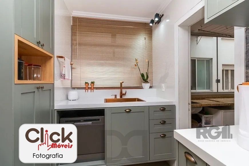 Apartamento 4 dormitórios, sendo 1 suíte, 193 m² de área privativa e 2 vaga(s) de garagem. Localizado na Rua/Av. Carlos Gomes, no bairro Auxiliadora em Porto Alegre. — foto 26