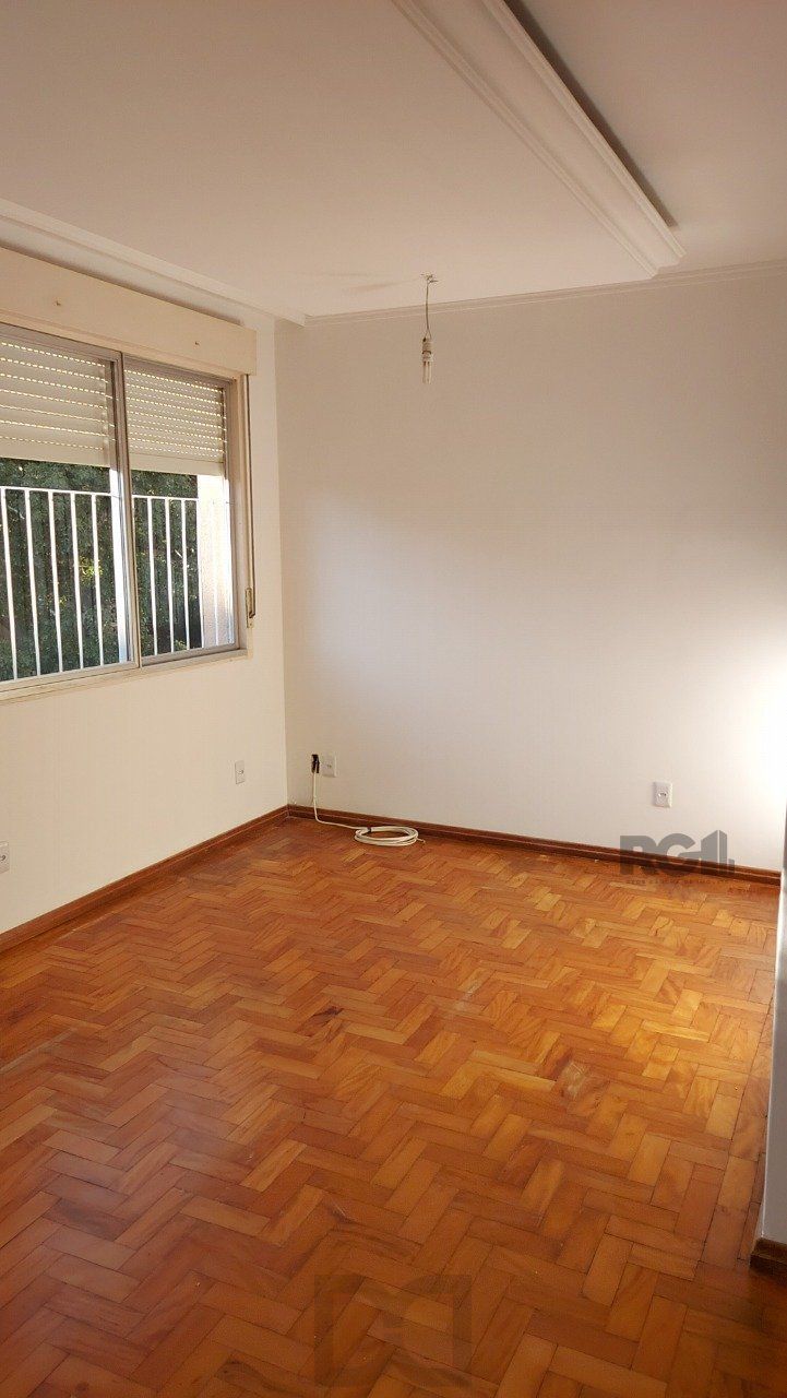 Apartamento de dois dormitórios com uma vaga de garagem no bairro Cristal em Porto Alegre. — foto 14