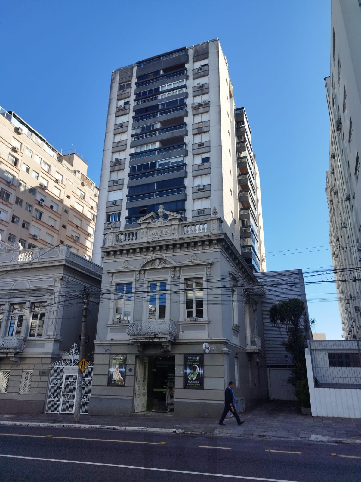 Cobertura de 2 dormitórios, e 1 vaga de Garagem, Av. Independência Porto Alegre-RS — foto 1