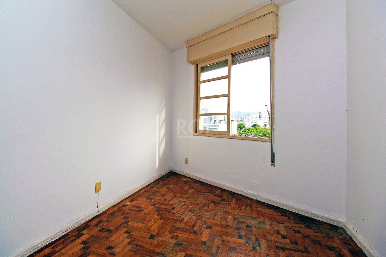 Apartamento de 2 (dois) dormitórios, com excelente localização, no Bairro Petrópolis. Amplo living, cozinha e área de serviço, banho social. — foto 7