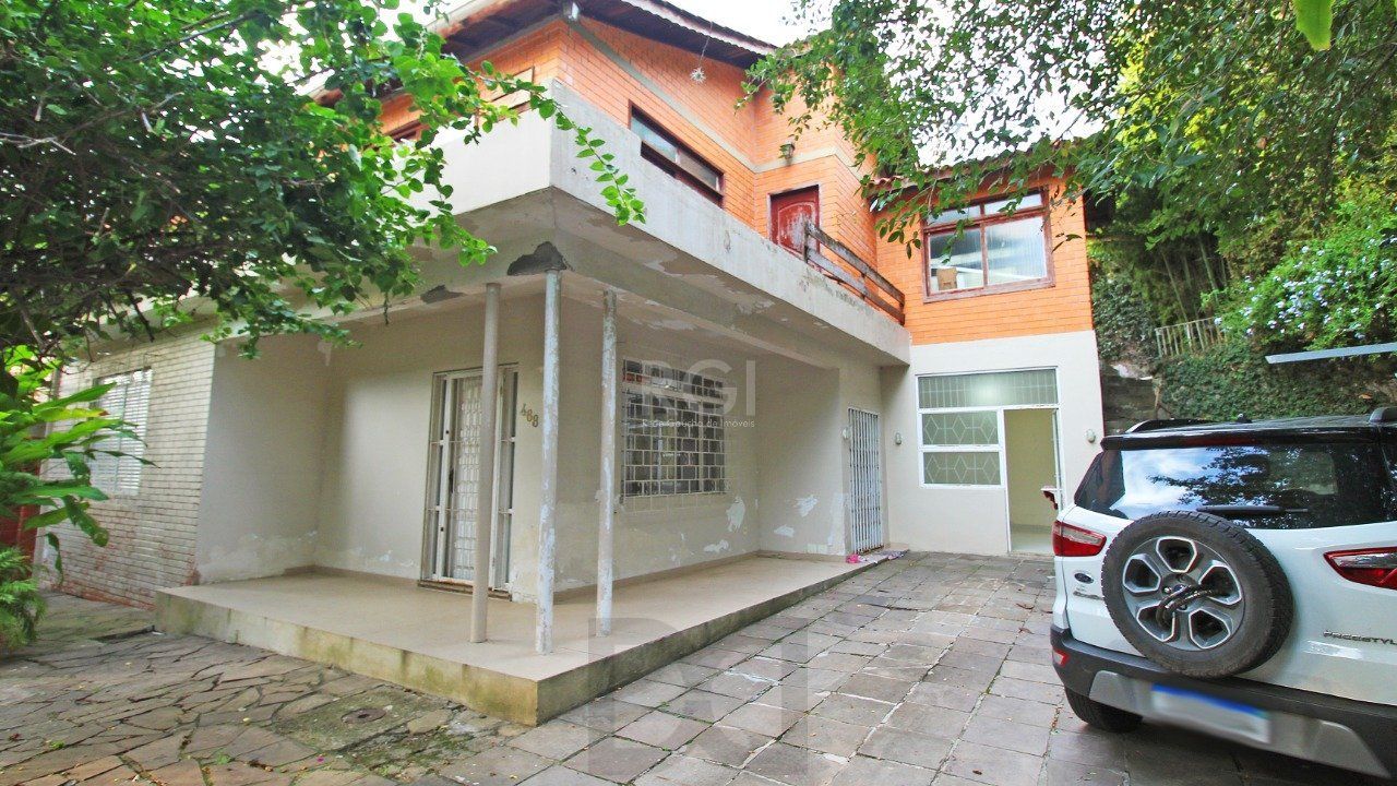 Casa com quatro (4) dormitórios, duas (2) vagas de garagem, no bairro Passo da Areia em Porto Alegre. — foto 8
