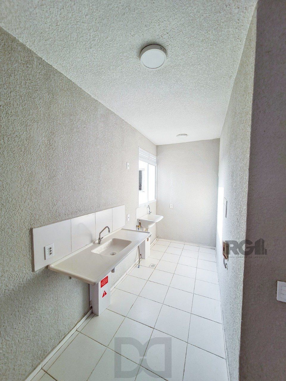 Apartamento de dois dormitórios e uma vaga de garagem no bairro Mario Quintana em Porto Alegre. — foto 4
