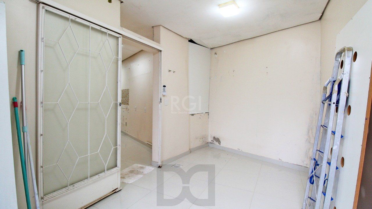Casa com quatro (4) dormitórios, duas (2) vagas de garagem, no bairro Passo da Areia em Porto Alegre. — foto 10