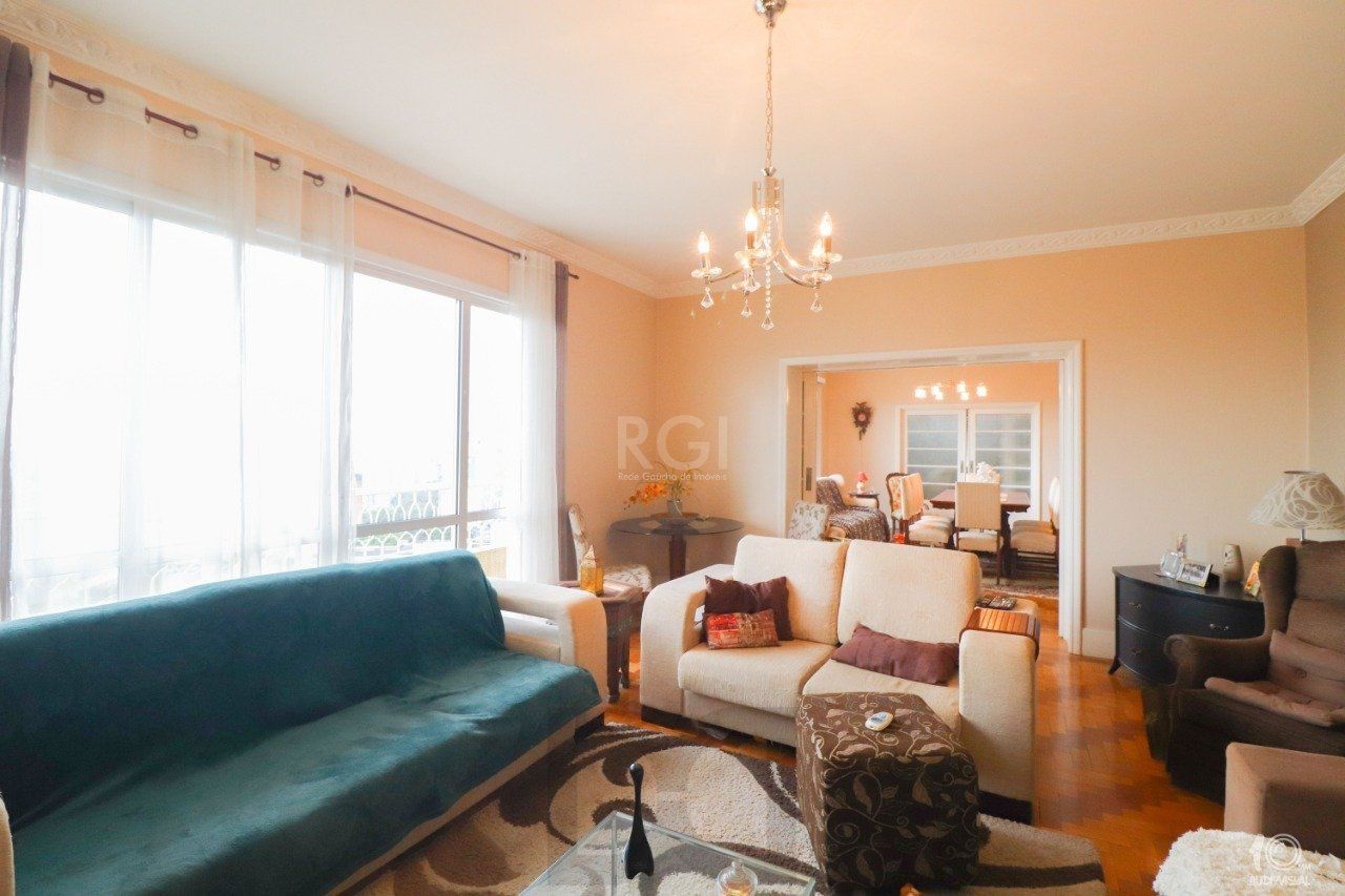 Apartamento á venda com 3 dormitórios com 1 suíte com sacada + 2 sacadas na sala e living, 233,85M² e 1 vaga de garagem escriturada e coberta, no Bairro Independência em Porto Alegre. — foto 5