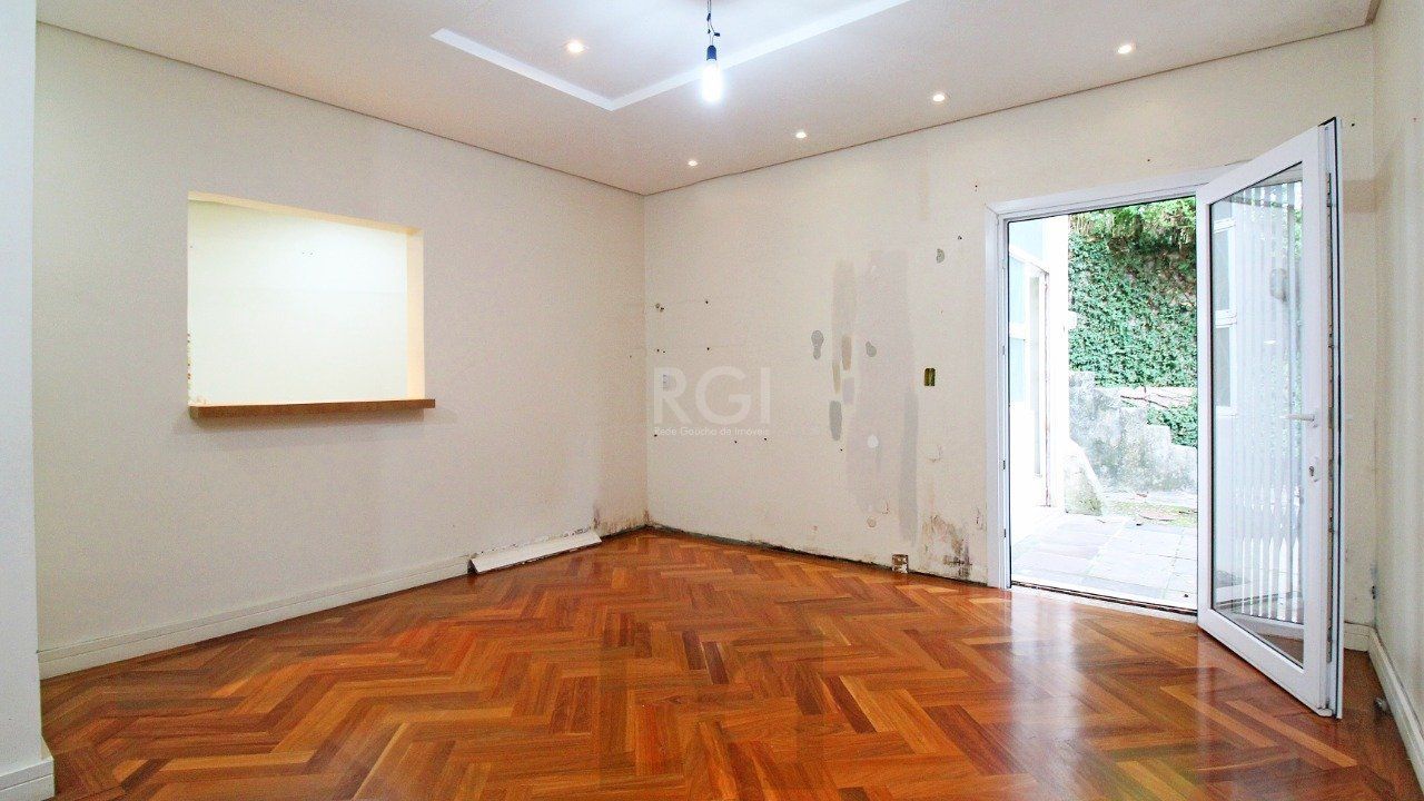 Casa com quatro (4) dormitórios, duas (2) vagas de garagem, no bairro Passo da Areia em Porto Alegre. — foto 21
