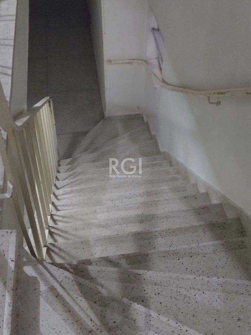 JK no Centro Histórico de Porto Alegre, com 26,01 m², cozinha com pia e armários, banheiro com box, piso com tabuão e orientação solar leste (sol da manhã). — foto 8