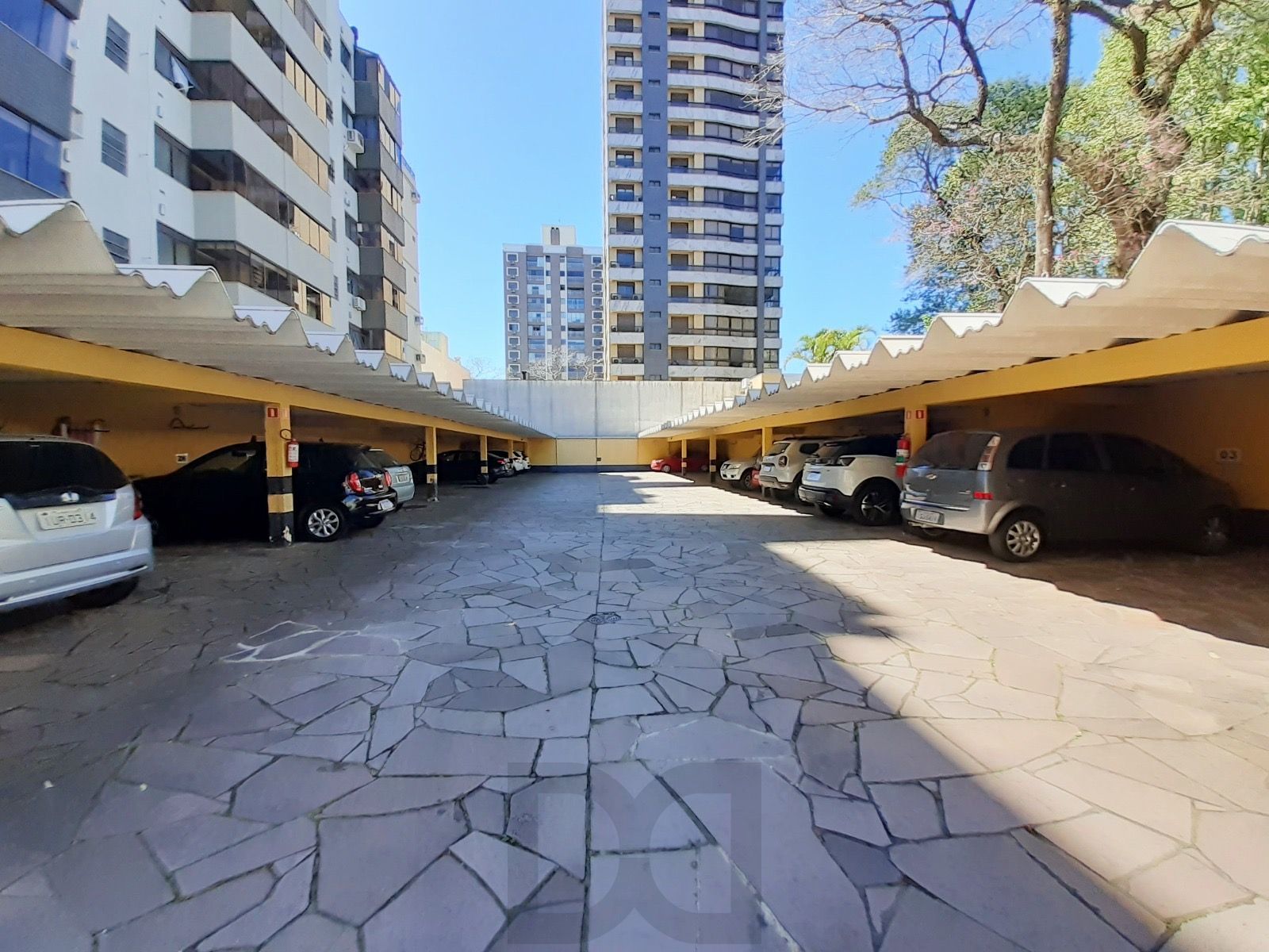 Apartamento de dois quartos no bairro Menino Deus em Porto Alegre — foto 3