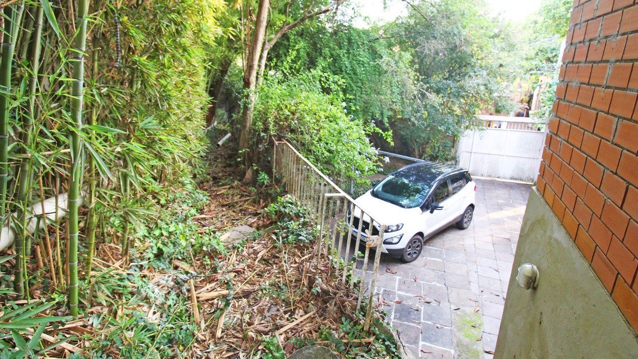 Casa com quatro (4) dormitórios, duas (2) vagas de garagem, no bairro Passo da Areia em Porto Alegre. — foto 24