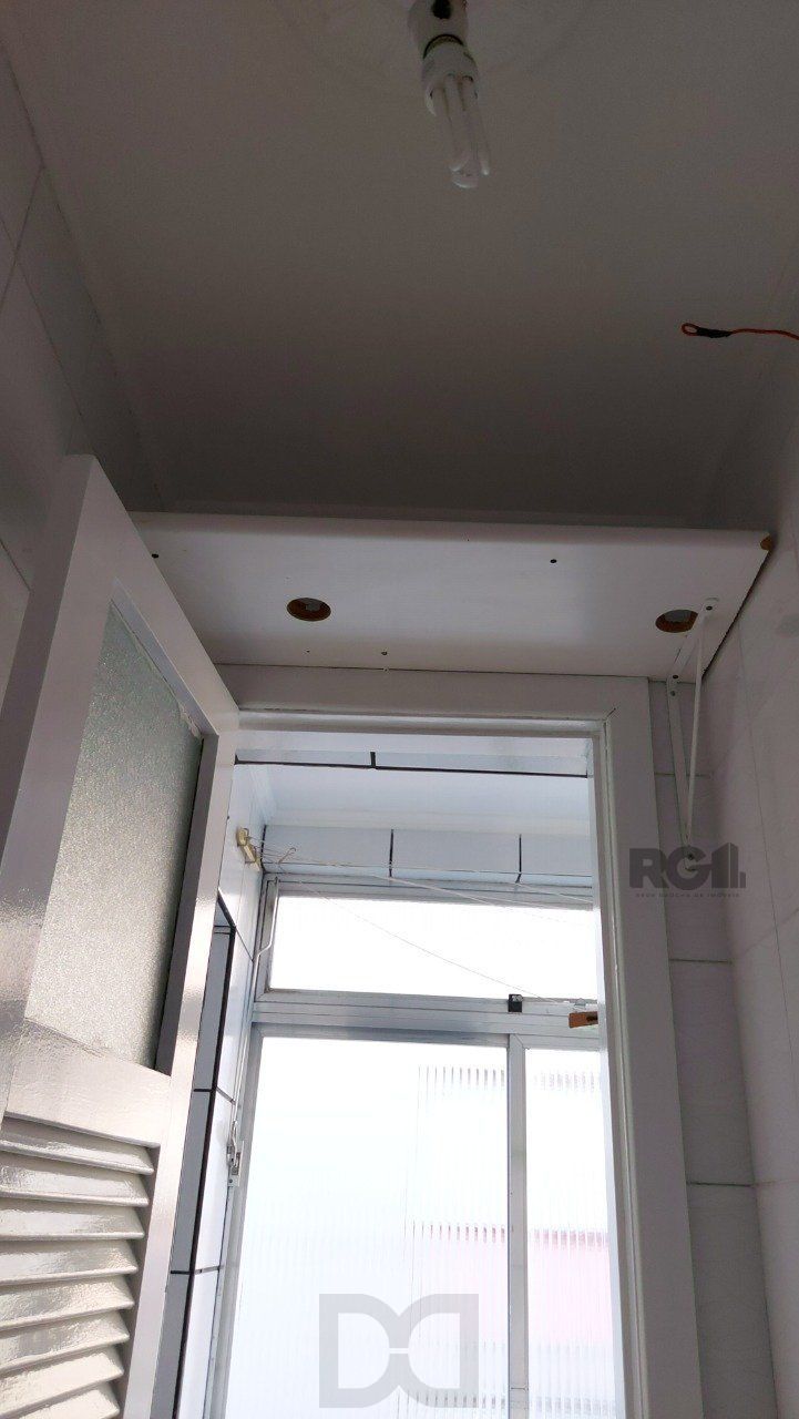 Apartamento de dois dormitórios com uma vaga de garagem no bairro Cristal em Porto Alegre. — foto 26
