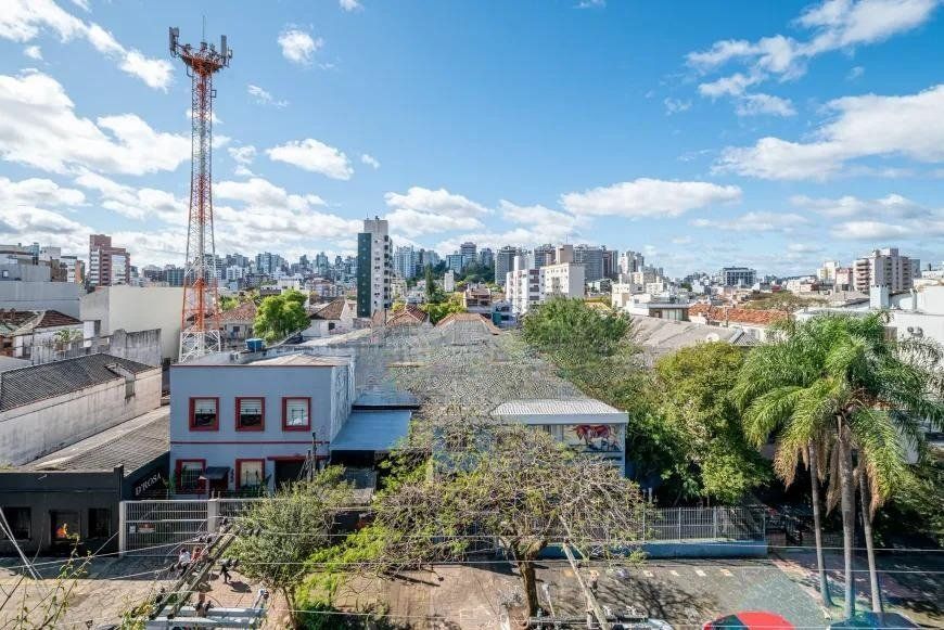 Cobertura desocupada, espaçosa e bem iluminada nos bairros Bom Fim/Rio Branco, com 3 dormitórios, sendo 2 suítes, e 2 vagas cobertas que acomodam até 4 veículos. — foto 18