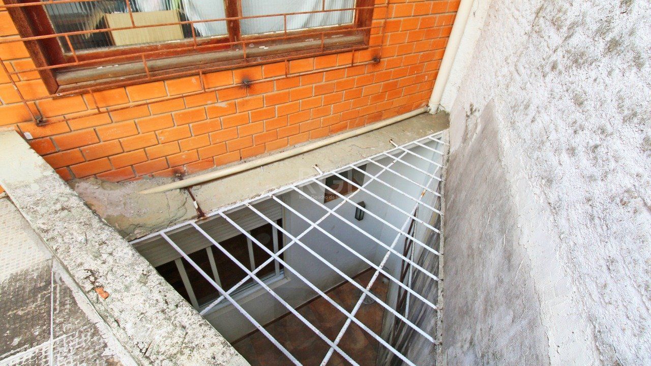Casa com quatro (4) dormitórios, duas (2) vagas de garagem, no bairro Passo da Areia em Porto Alegre. — foto 26