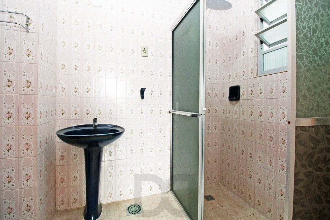 Apartamento de 2 (dois) dormitórios, com excelente localização, no Bairro Petrópolis. Amplo living, cozinha e área de serviço, banho social. — foto 9
