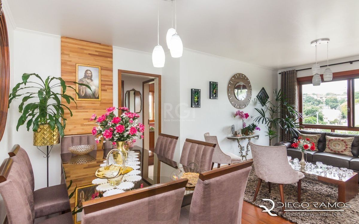 Apartamento de 2 dormitórios ,80 M² com possibilidade de transformação em 3 dormitórios. Living: Para dois ambientes e estar íntimo. Copa-Cozinha: Funcional e bem equipada. Ampla Área de Serviç — foto 1