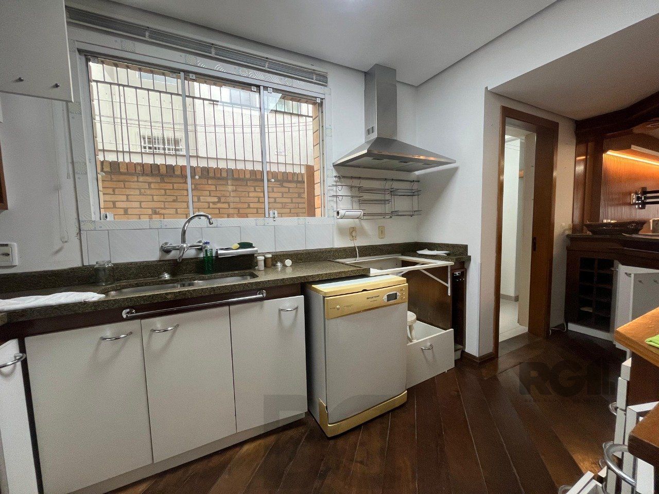 Casa de três quartos, suíte e quatro vagas de garagem no bairro Menino Deus em Porto Alegre — foto 19