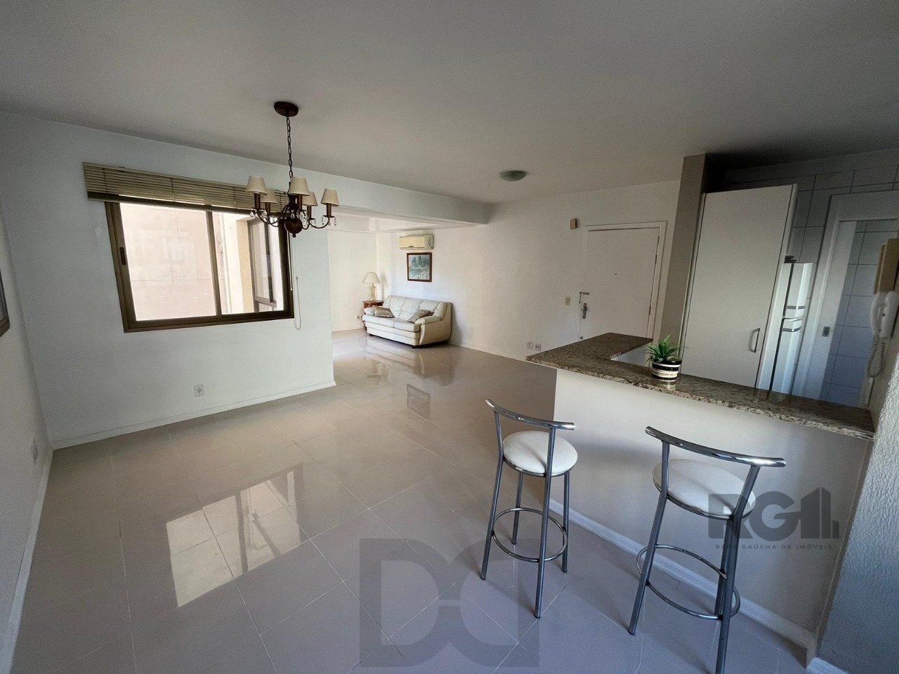Apartamento de três quartos, suíte, churrasqueira e duas vagas de garagem (box duplo) no bairro Auxiliadora em Porto Alegre. — foto 6