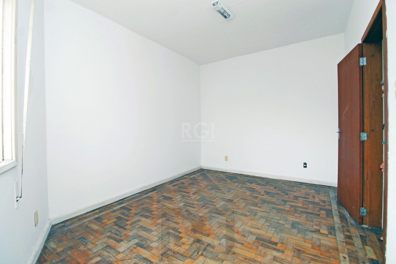 Apartamento de 2 (dois) dormitórios, com excelente localização, no Bairro Petrópolis. Amplo living, cozinha e área de serviço, banho social. — foto 5