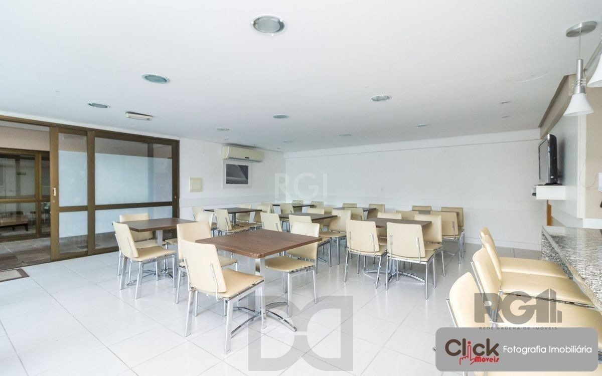 Vende apartamento desocupado, andar alto, mobiliado, living de dois ambientes, no Passo da Areia - Porto Alegre — foto 16