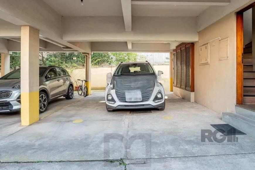 Cobertura desocupada, espaçosa e bem iluminada nos bairros Bom Fim/Rio Branco, com 3 dormitórios, sendo 2 suítes, e 2 vagas cobertas que acomodam até 4 veículos. — foto 22
