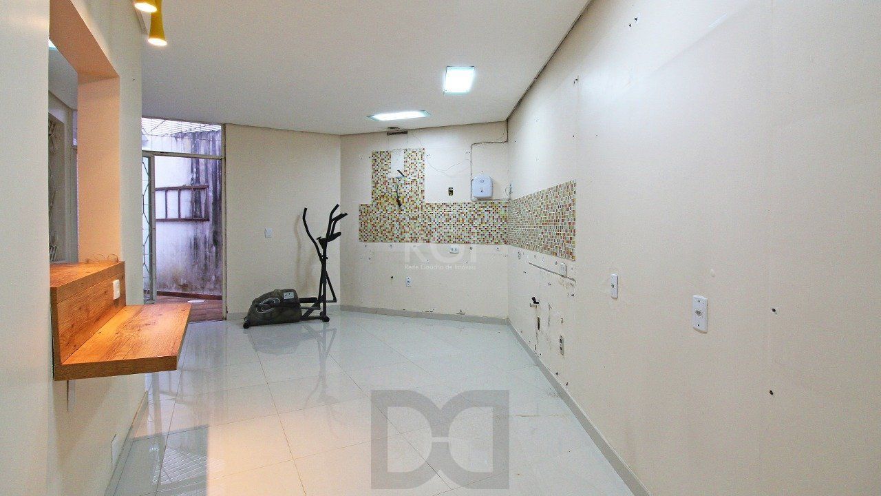Casa com quatro (4) dormitórios, duas (2) vagas de garagem, no bairro Passo da Areia em Porto Alegre. — foto 11