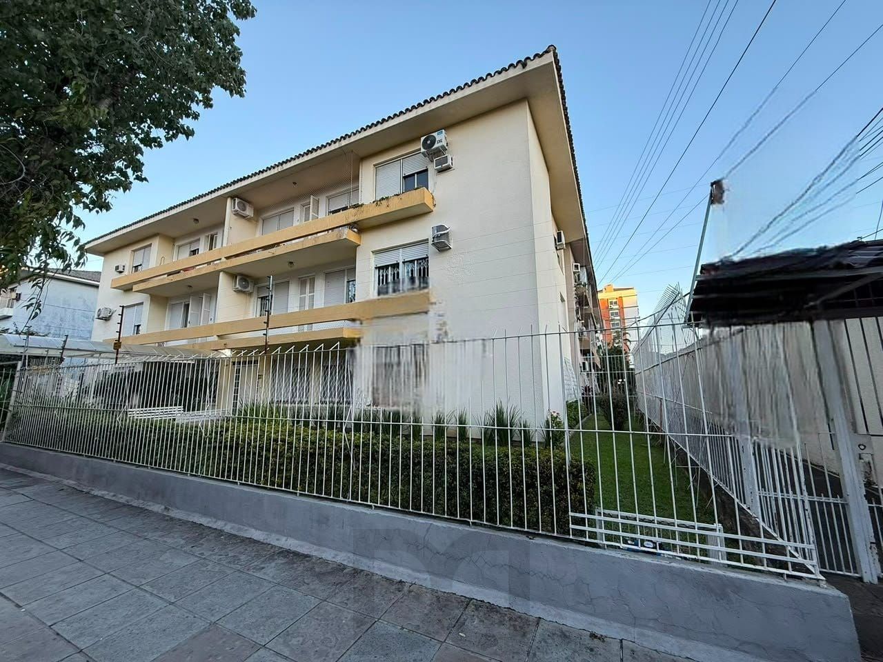 Apartamento térreo no bairro Menino Deus em Porto Alegre — foto 1