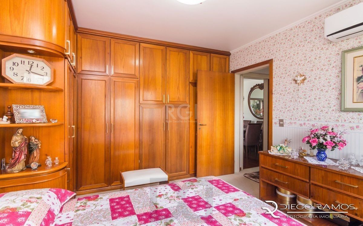 Apartamento de 2 dormitórios ,80 M² com possibilidade de transformação em 3 dormitórios. Living: Para dois ambientes e estar íntimo. Copa-Cozinha: Funcional e bem equipada. Ampla Área de Serviç — foto 10