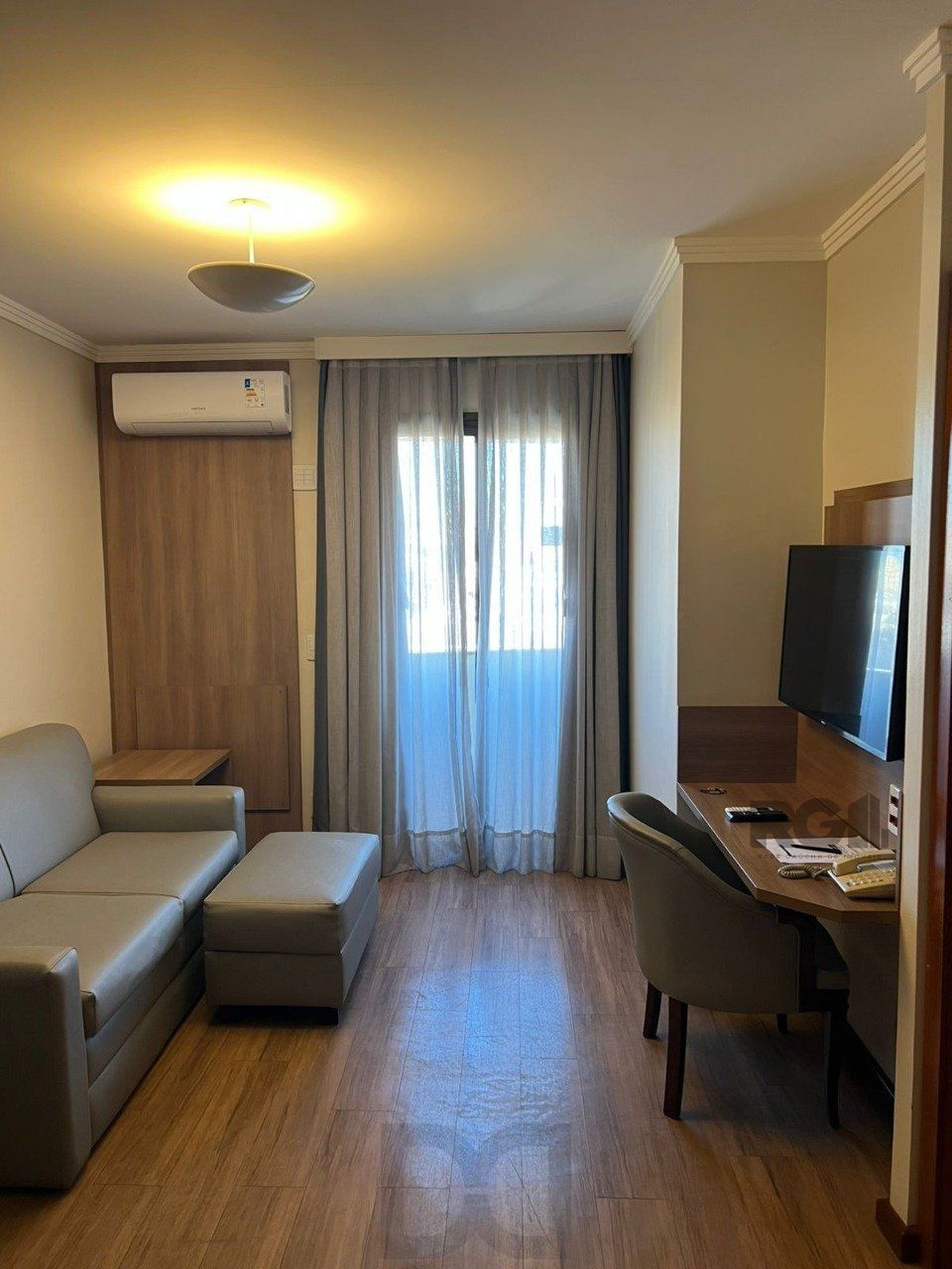 Flat semimobiliado, uma vaga, no bairro Praia de Belas em Porto Alegre — foto 3