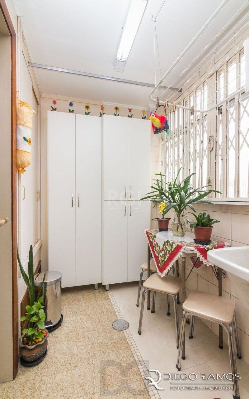 Apartamento de 2 dormitórios ,80 M² com possibilidade de transformação em 3 dormitórios. Living: Para dois ambientes e estar íntimo. Copa-Cozinha: Funcional e bem equipada. Ampla Área de Serviç — foto 13