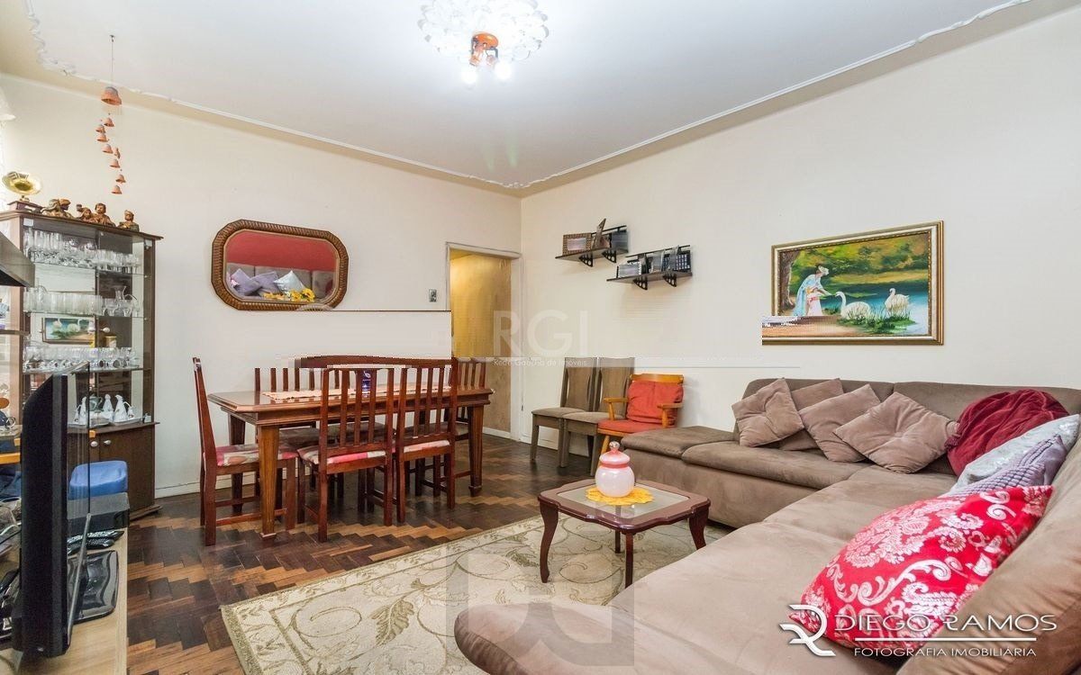 Venda de Apartamento no Bairro Petrópolis 108m² - 3 Dormitórios, varanda, Cozinha: Com churrasqueira e cooktop de 5 bocas. Apartamento no bairro Petrópolis com 3 amplos dormitórios, sendo 2 de frente — foto 2