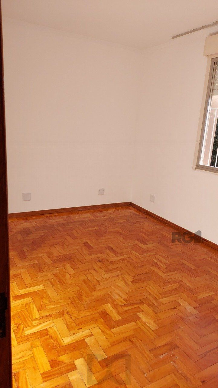Apartamento de dois dormitórios com uma vaga de garagem no bairro Cristal em Porto Alegre. — foto 5