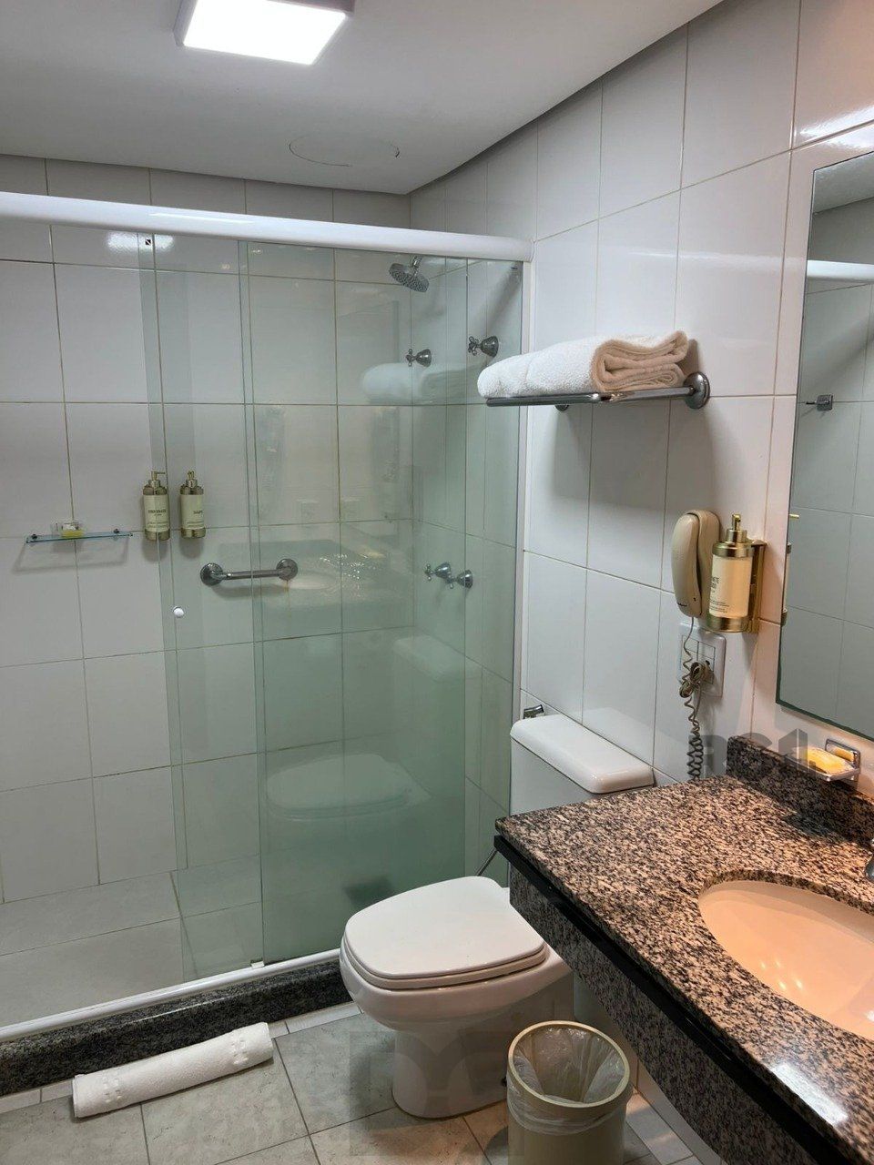Flat semimobiliado, uma vaga, no bairro Praia de Belas em Porto Alegre — foto 9