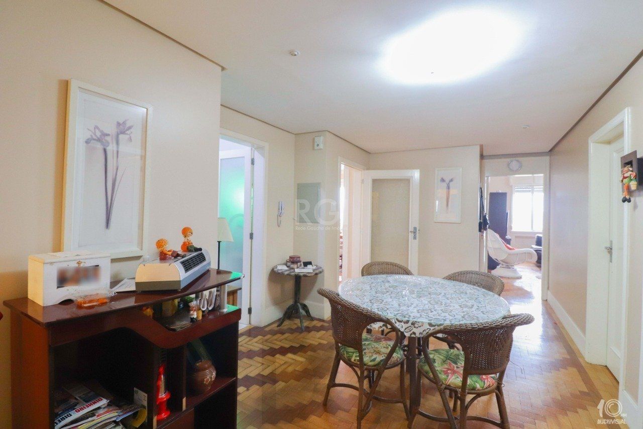 Apartamento á venda com 3 dormitórios com 1 suíte com sacada + 2 sacadas na sala e living, 233,85M² e 1 vaga de garagem escriturada e coberta, no Bairro Independência em Porto Alegre. — foto 23