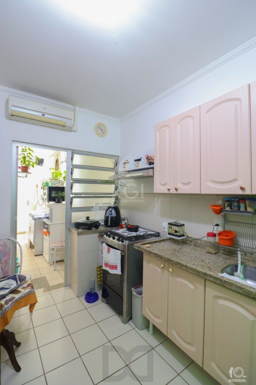 Apartamento á venda com 3 dormitórios com 1 suíte com sacada + 2 sacadas na sala e living, 233,85M² e 1 vaga de garagem escriturada e coberta, no Bairro Independência em Porto Alegre. — foto 35