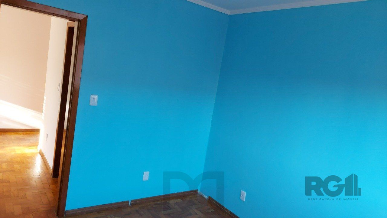 Apartamento de dois dormitórios com uma vaga de garagem no bairro Cristal em Porto Alegre. — foto 2