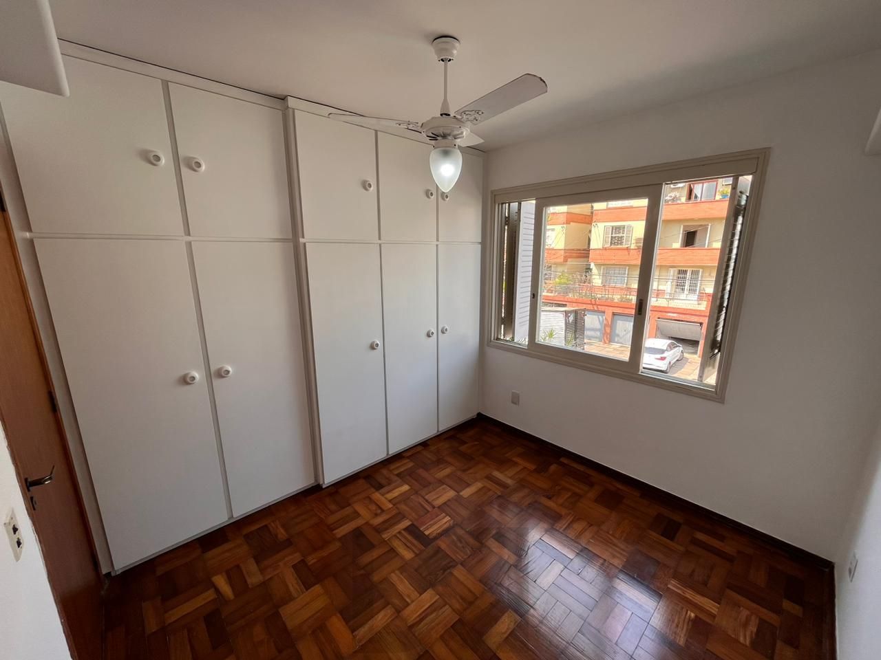 Apartamento de dois quartos e uma vaga de garagem no bairro Petrópolis em POA/RS — foto 4