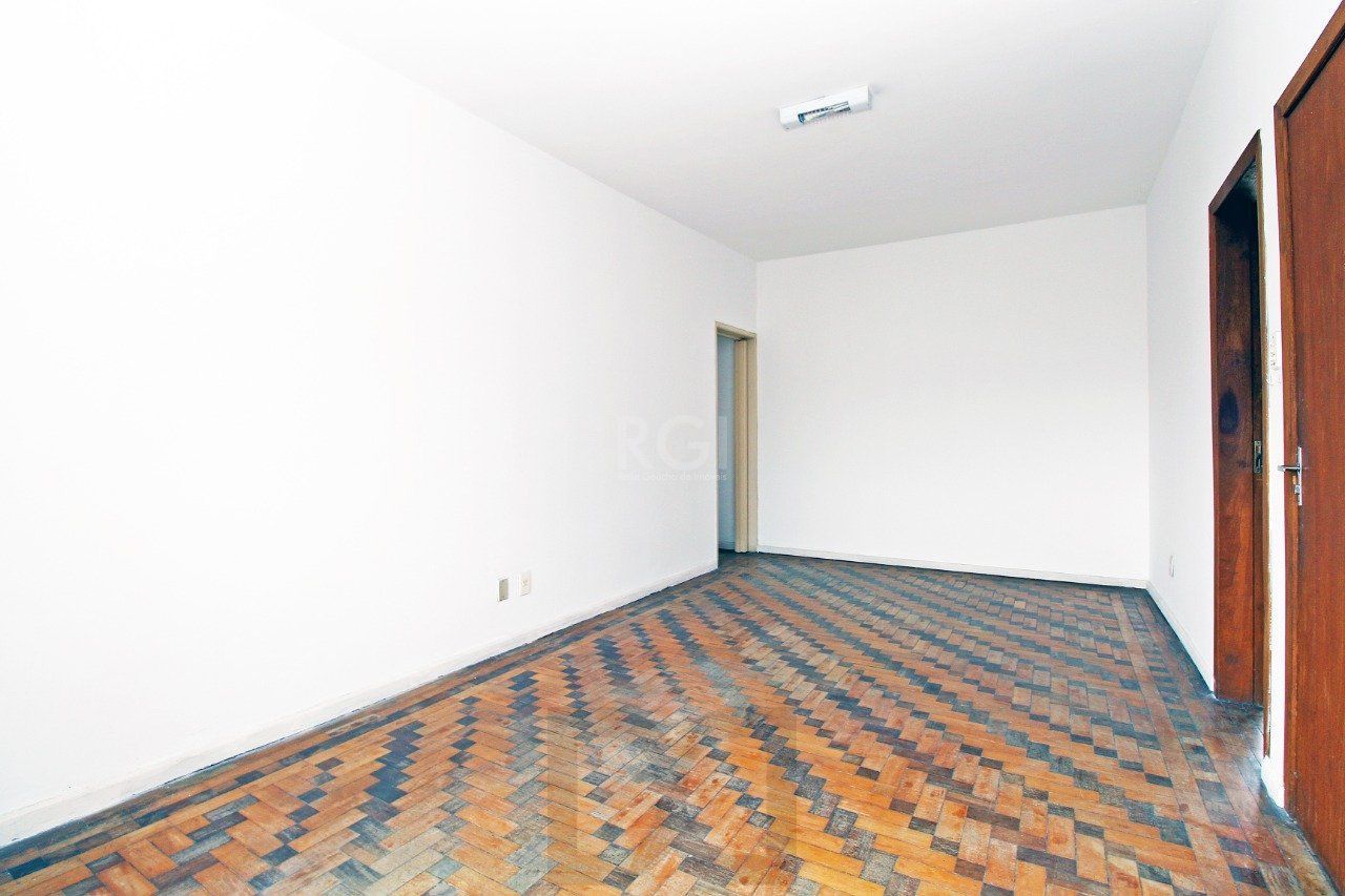 Apartamento de 2 (dois) dormitórios, com excelente localização, no Bairro Petrópolis. Amplo living, cozinha e área de serviço, banho social. — foto 15