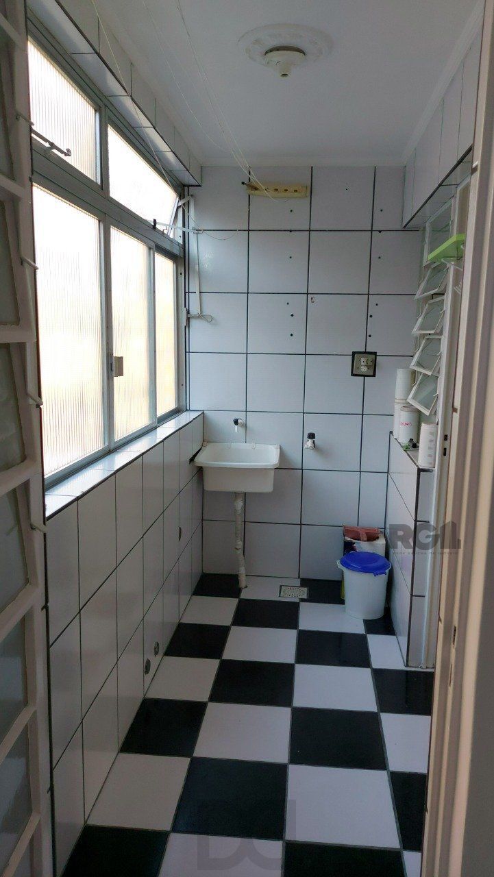 Apartamento de dois dormitórios com uma vaga de garagem no bairro Cristal em Porto Alegre. — foto 24