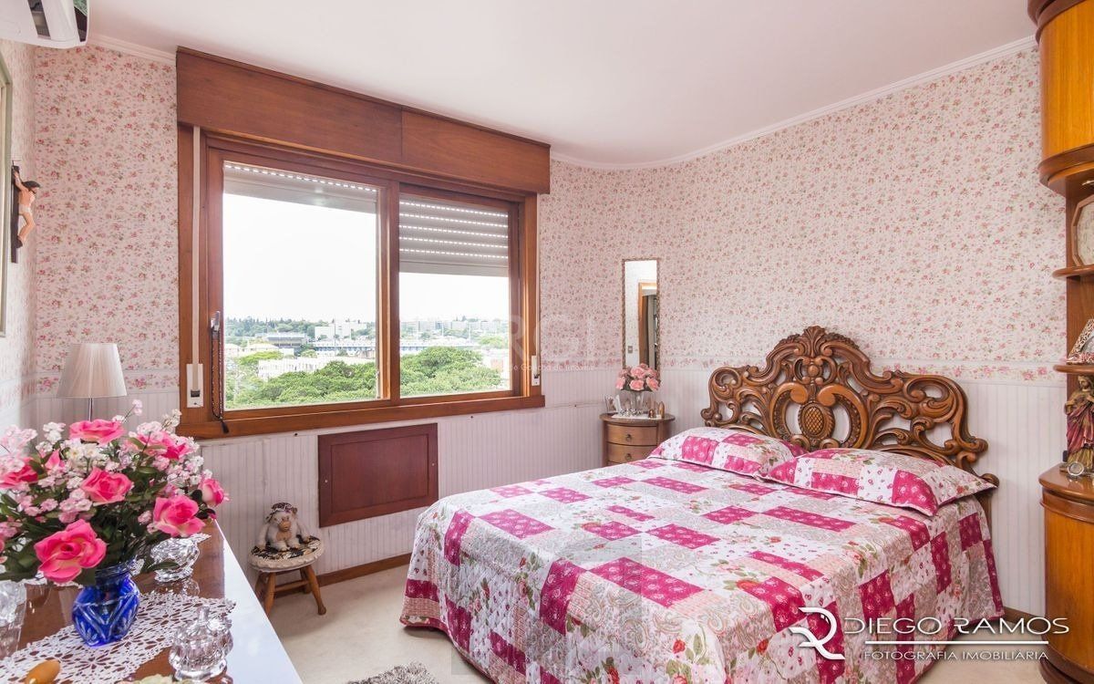 Apartamento de 2 dormitórios ,80 M² com possibilidade de transformação em 3 dormitórios. Living: Para dois ambientes e estar íntimo. Copa-Cozinha: Funcional e bem equipada. Ampla Área de Serviç — foto 9
