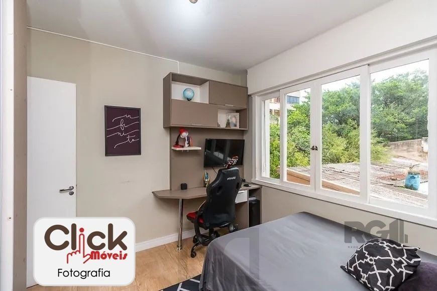 Apartamento 4 dormitórios, sendo 1 suíte, 193 m² de área privativa e 2 vaga(s) de garagem. Localizado na Rua/Av. Carlos Gomes, no bairro Auxiliadora em Porto Alegre. — foto 16