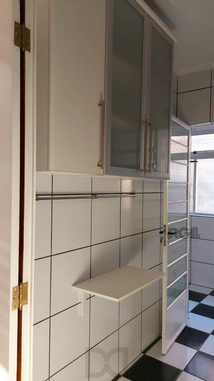 Apartamento de dois dormitórios com uma vaga de garagem no bairro Cristal em Porto Alegre. — foto 23
