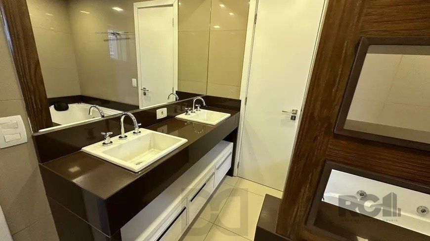 Apartamento 2 dormitórios, sendo 1 suíte, 77 m² de área privativa e 2 vaga(s) de garagem. Localizado na Rua Mario Antunes da Cunha, no bairro Petrópolis em Porto Alegre. — foto 20