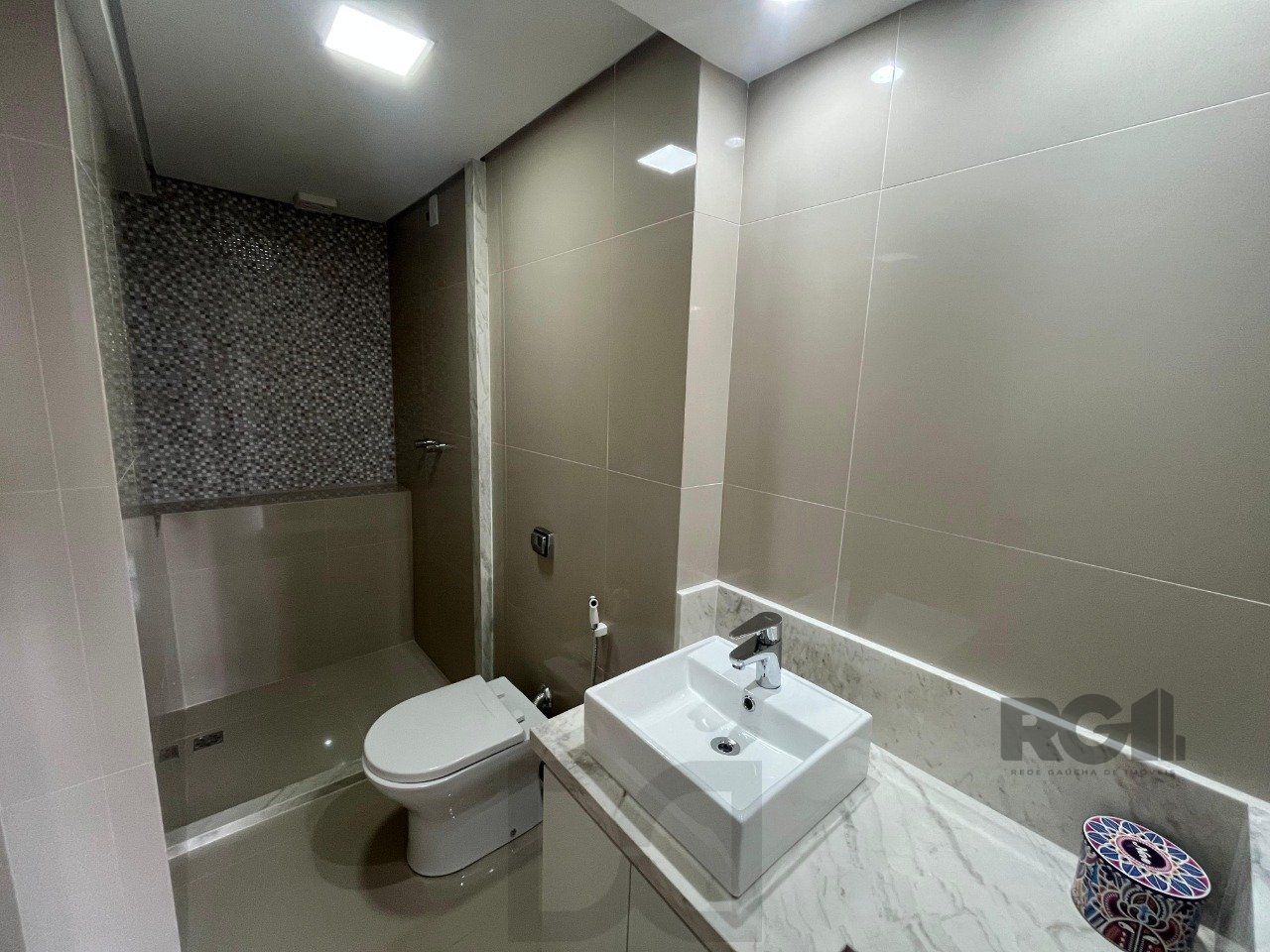 Apartamento de três quartos, suíte e uma vaga de garagem no bairro Independência em Porto Alegre. — foto 14
