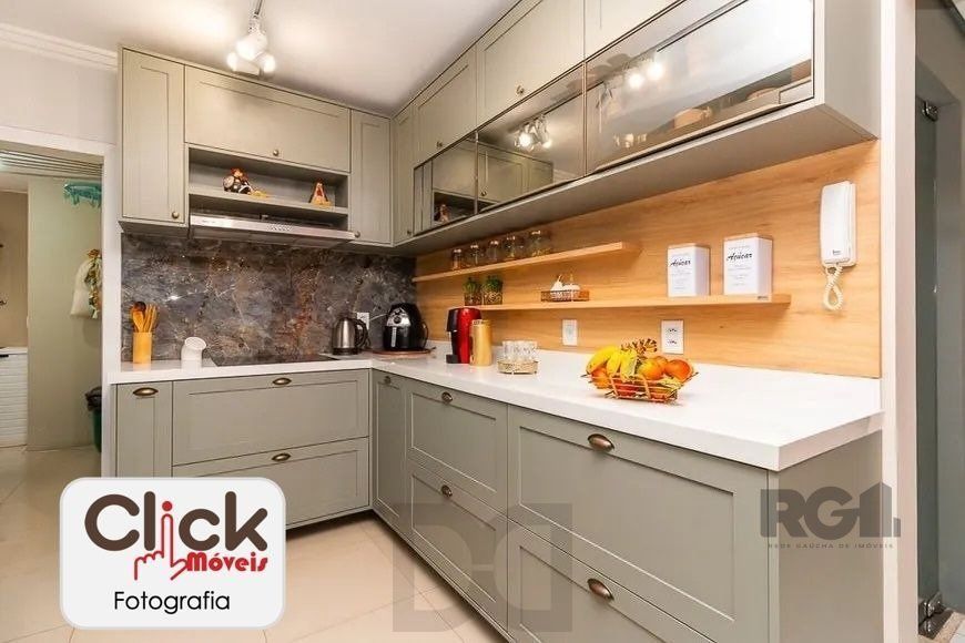 Apartamento 4 dormitórios, sendo 1 suíte, 193 m² de área privativa e 2 vaga(s) de garagem. Localizado na Rua/Av. Carlos Gomes, no bairro Auxiliadora em Porto Alegre. — foto 32