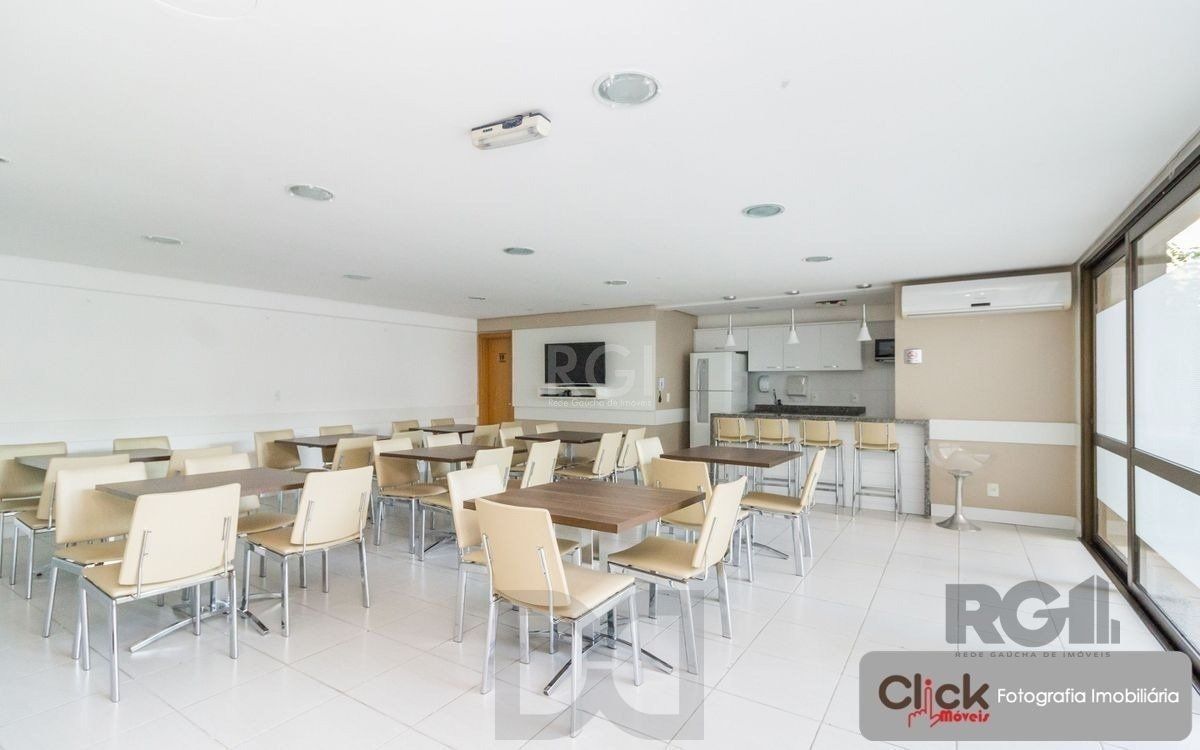 Vende apartamento desocupado, andar alto, mobiliado, living de dois ambientes, no Passo da Areia - Porto Alegre — foto 3