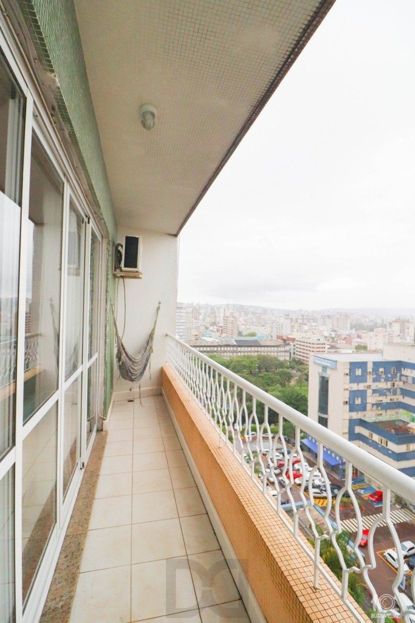 Apartamento á venda com 3 dormitórios com 1 suíte com sacada + 2 sacadas na sala e living, 233,85M² e 1 vaga de garagem escriturada e coberta, no Bairro Independência em Porto Alegre. — foto 6