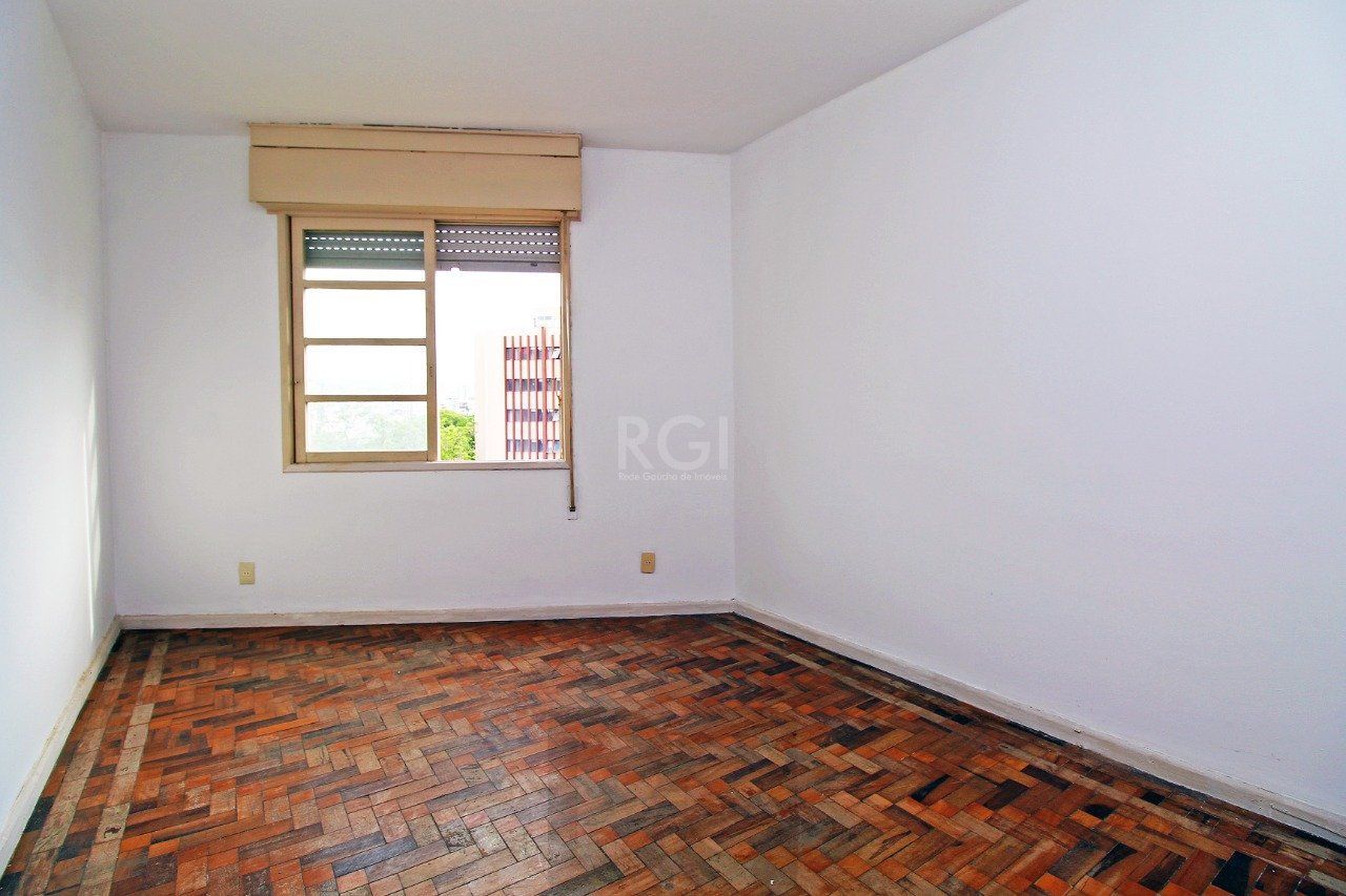 Apartamento de 2 (dois) dormitórios, com excelente localização, no Bairro Petrópolis. Amplo living, cozinha e área de serviço, banho social. — foto 3
