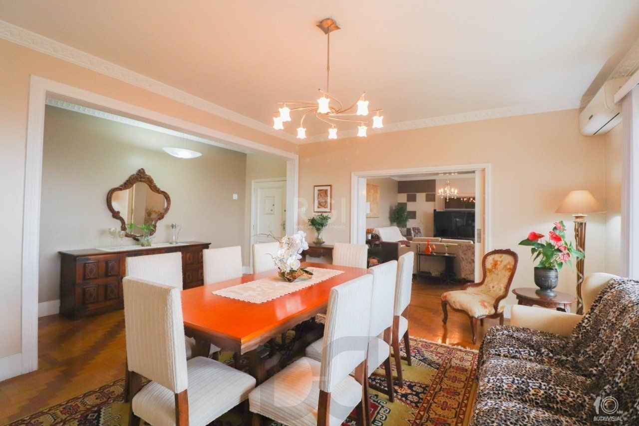 Apartamento á venda com 3 dormitórios com 1 suíte com sacada + 2 sacadas na sala e living, 233,85M² e 1 vaga de garagem escriturada e coberta, no Bairro Independência em Porto Alegre. — foto 19